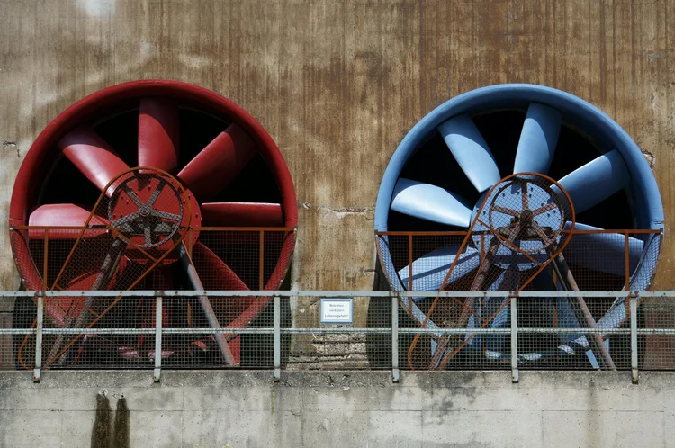 Deux grands ventilateurs d’une installation industrielle
