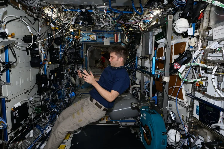 Opérateur au travail dans une installation technique complexe